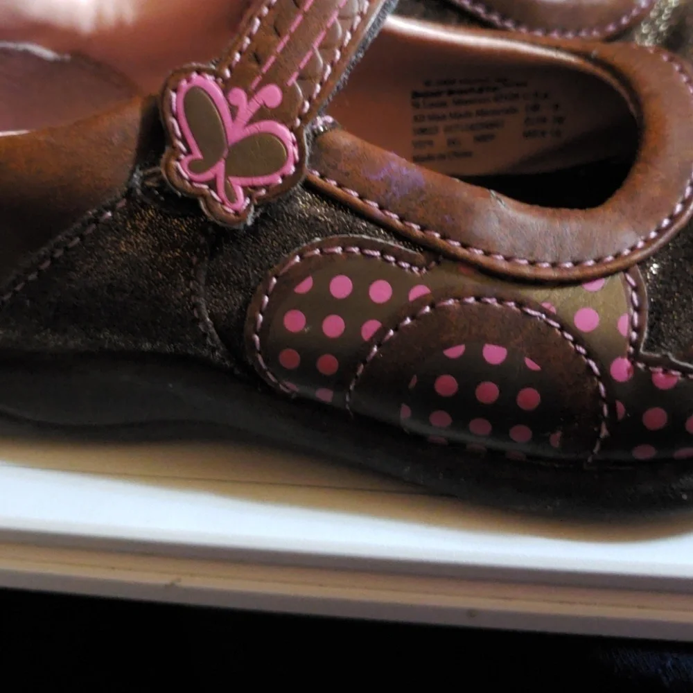 Little girl brown shoes